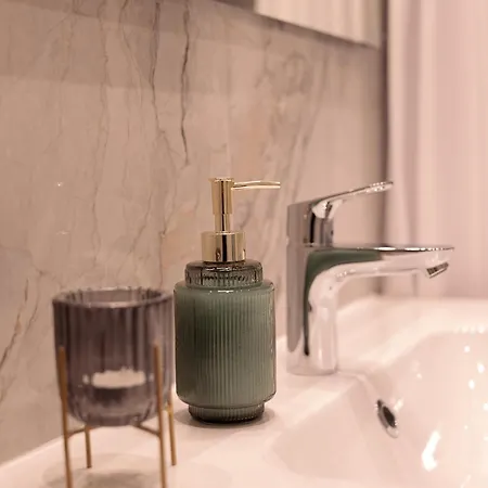 Nr 5 - J26 Luxury Apartment, Jauniela 26 Old - Great View & Location - 2 Bedrooms - 80 M2 * リガ