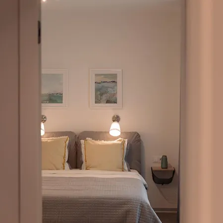 Nr 5 - J26 Luxury Apartment, Jauniela 26 Old - Great View & Location - 2 Bedrooms - 80 M2 Riga