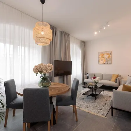 Nr 5 - J26 Luxury Apartment, Jauniela 26 Old - Great View & Location - 2 Bedrooms - 80 M2 Riga