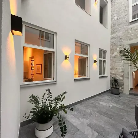 Nr 5 - J26 Luxury Apartment, Jauniela 26 Old - Great View & Location - 2 Bedrooms - 80 M2 * Riga