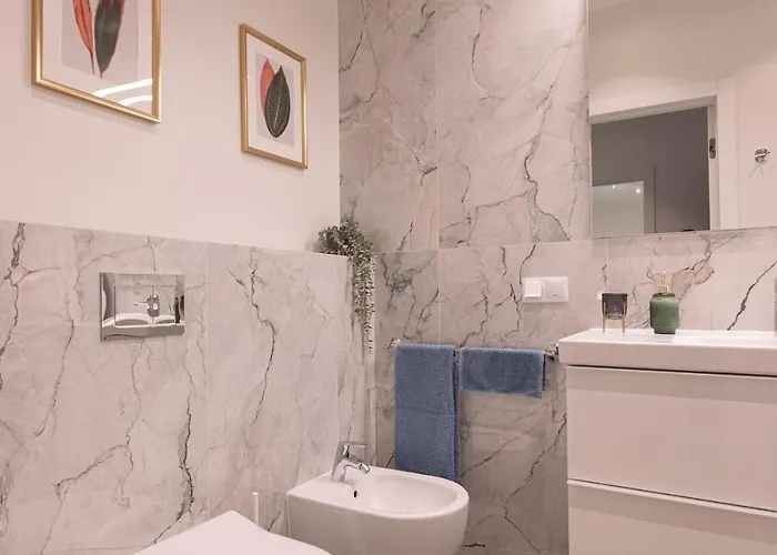 Nr 5 - J26 Luxury Apartment, Jauniela 26 Old - Great View & Location - 2 Bedrooms - 80 M2 Апартаменти Рига