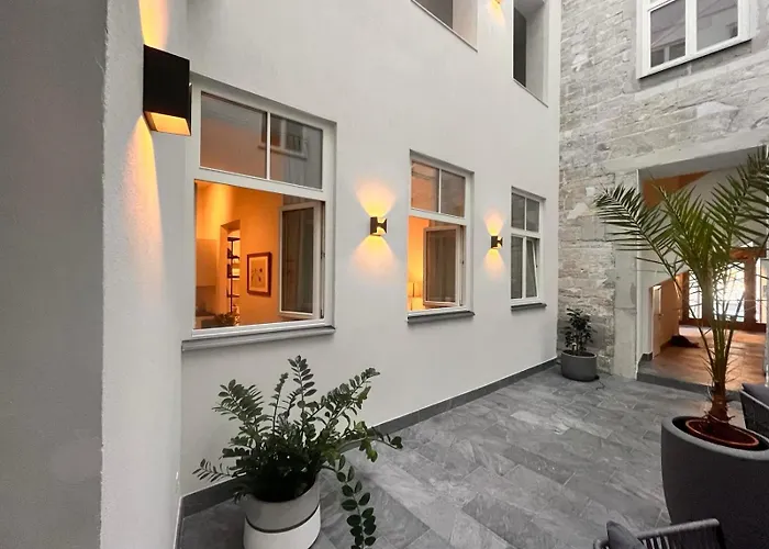 Nr 5 - J26 Luxury Apartment, Jauniela 26 Old - Great View & Location - 2 Bedrooms - 80 M2 * Рига