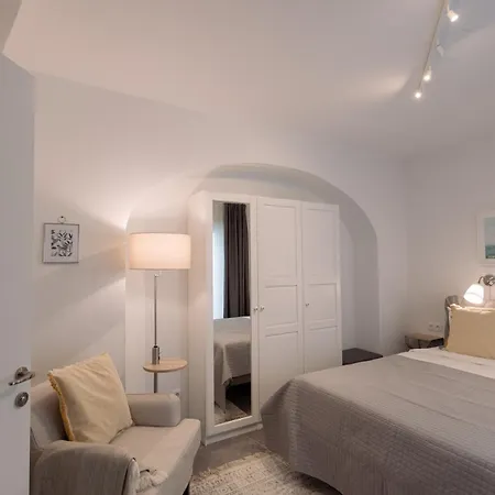 Nr 5 - J26 Luxury Apartment, Jauniela 26 Old - Great View & Location - 2 Bedrooms - 80 M2 * Riga